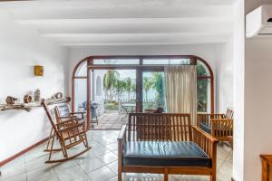 uma sala de estar com mesa e cadeiras em Flamingo Marina Resort 407 em Playa Flamingo