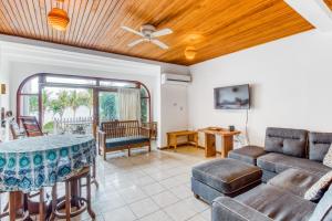 uma sala de estar com um sofá e uma mesa em Flamingo Marina Resort 407 em Playa Flamingo
