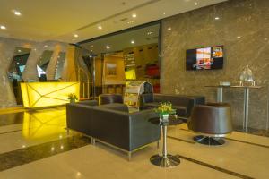 TV a/nebo společenská místnost v ubytování Greens Hotel & Suites
