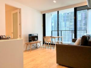 Μια τηλεόραση ή/και κέντρο ψυχαγωγίας στο ReadySet Apartments at Lighthouse