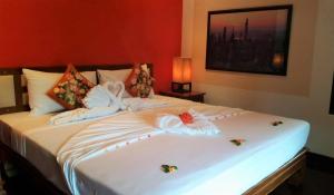 Ein Bett oder Betten in einem Zimmer der Unterkunft Kamala Beach Estate Apartment - SHA PLUS