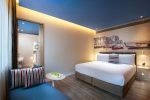 Ein Bett oder Betten in einem Zimmer der Unterkunft OZO Phuket