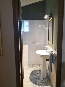 ein Badezimmer mit Waschbecken und Spiegel in der Unterkunft Casa en Villa Amancay in Amboy