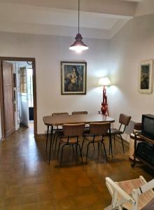 ein Esszimmer mit Tisch und Stühlen in der Unterkunft Casa en Villa Amancay in Amboy