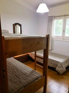 ein Schlafzimmer mit zwei Etagenbetten und einem Fenster in der Unterkunft Casa en Villa Amancay in Amboy + 12 Fotos