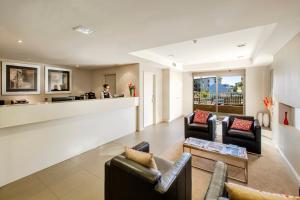 a living room with couches and a lobby with a bar at Gladstone Downtown Central Apartment Hotel Official in Gladstone