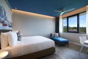 Ein Sitzbereich in der Unterkunft OZO Phuket