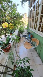 een patio met 2 stoelen, tafels en planten bij De Studio HomeStay in Hanoi