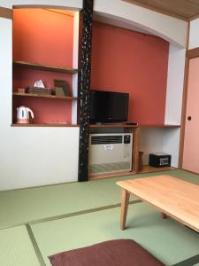 Una televisión o centro de entretenimiento en Lodge Nakajima