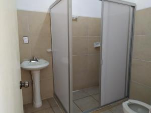 a shower with a sink and a toilet in a bathroom at Rincon el Mirador in Tamasopo