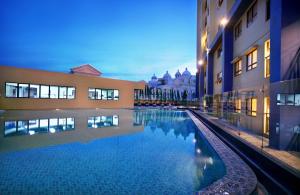 una piscina al centro di un edificio di Atria Residences Gading Serpong a Serpong