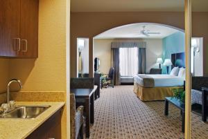 Postel nebo postele na pokoji v ubytování Aspen Grand Hotel Houston