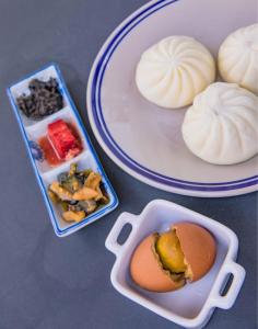 uma mesa com dois pratos de comida em Hangzhou Van Wind Inn em Hangzhou