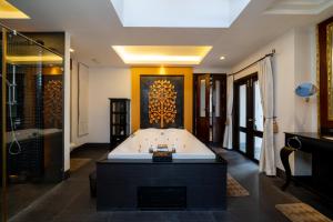 Luxury Thai Style Swimming Pool Villa, Private housekeeper,6 Bedrooms客房内的一张或多张床位