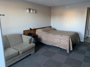 En eller flere senge i et værelse på Airways Motel