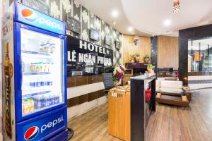 una máquina de venta de entradas en un restaurante con hotel en Lê Ngân Phùng Hotel 79 HOA SỮA PHƯỜNG 7 PHÚ NHUẬN, en Ho Chi Minh