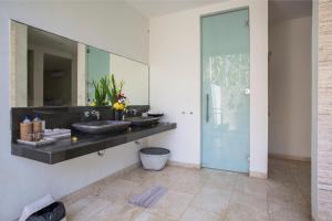 A bathroom at Kelapa Retreat & Spa