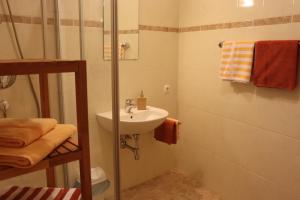 A bathroom at Haus Aperies Még 37 kép