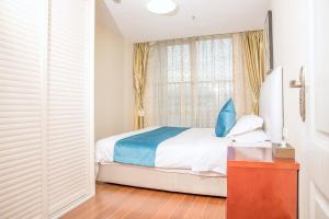 Letto o letti in una camera di Guangzhou Pengman Apartment Zhengjia Huanshi Branch