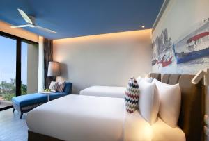 Ein Bett oder Betten in einem Zimmer der Unterkunft OZO Phuket