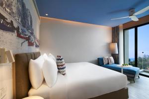 Ein Bett oder Betten in einem Zimmer der Unterkunft OZO Phuket