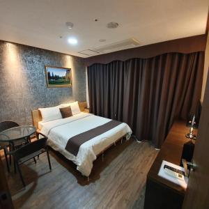Postel nebo postele na pokoji v ubytování CS Premier Hotel