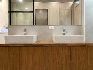 Un baño de PlainStay Hostel