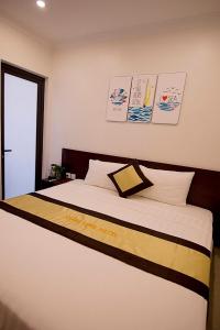 1 dormitorio con 1 cama en una habitación con dibujos en la pared en Thăng Long Hotel II en Ha Long