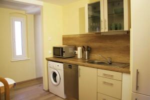 Kuchyň nebo kuchyňský kout v ubytování Ferienwohnung mit Balkon in Schmölln