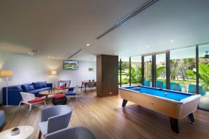 Ein Billardtisch in der Unterkunft OZO Phuket