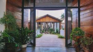 eine offene Tür, die zu einem Haus mit Pflanzen führt in der Unterkunft Z.Garden in Dali