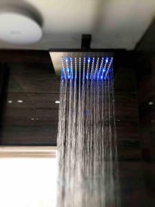 una doccia con acqua blu appesa al soffitto di Double Bedroom, Kings Lynn, New Renovated Bathroom a Kings Lynn