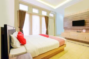Ένα ή περισσότερα κρεβάτια σε δωμάτιο στο SUPER OYO Collection O 2383 Andongkoe 64 Salatiga