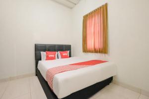 A bed or beds in a room at SUPER OYO Collection O 2383 Andongkoe 64 Salatiga