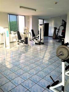 Fitness centrum a/nebo fitness zařízení v ubytování Angket condominium fully furnished 14th floor studio apartment
