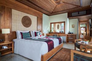 ein Schlafzimmer mit einem großen Bett in einem Zimmer in der Unterkunft Sakti Garden Resort & Spa in Ubud