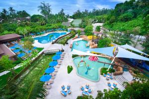 einen Luftblick auf einen Pool in einem Wasserpark in der Unterkunft OZO Phuket in Kata Beach