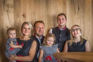 Rodzina zatrzymująca się w obiekcie Boutiquehotel die Alpbacherin 4 Sterne Superior