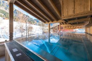 kryty basen w budynku z dużym oknem w obiekcie Boutiquehotel die Alpbacherin 4 Sterne Superior w Alpbach