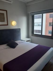 Un dormitorio con una cama grande y una ventana en Mayerling Bisbe Urquinaona, en Barcelona