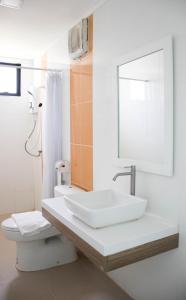 bagno con lavandino e servizi igienici di Mae On Village Resort a Roi Et