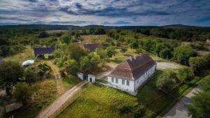 an aerial view of a house with a roof at Kinderuni Bekokten in Bărcuţ