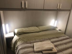 - un lit avec 2 serviettes dans une chambre dans l'établissement West bay, à Menton