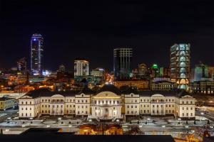 um horizonte da cidade à noite com edifícios altos em Roomy Hostel em Ecaterimburgo