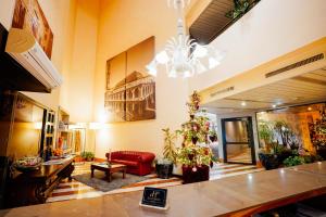 salon z czerwoną kanapą i żyrandolem w obiekcie Hotel Da Porto w mieście Vicenza