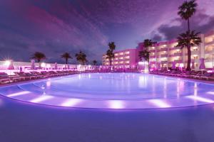 בריכת השחייה שנמצאת ב-Hotel Garbi Ibiza & Spa או באזור