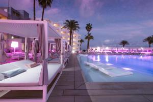 Bazén v ubytovaní Hotel Garbi Ibiza & Spa alebo v jeho blízkosti