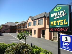 una señal de motel frente a un edificio en Bealey Avenue Motel, en Christchurch