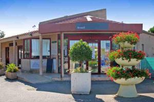 Budova, kde se kemp nachází + 5 fotografií