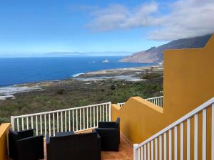 ein Balkon mit Stühlen und Blick auf das Meer in der Unterkunft Vv Bimba in Frontera